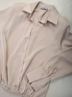 Blusa acetinada manga comprida