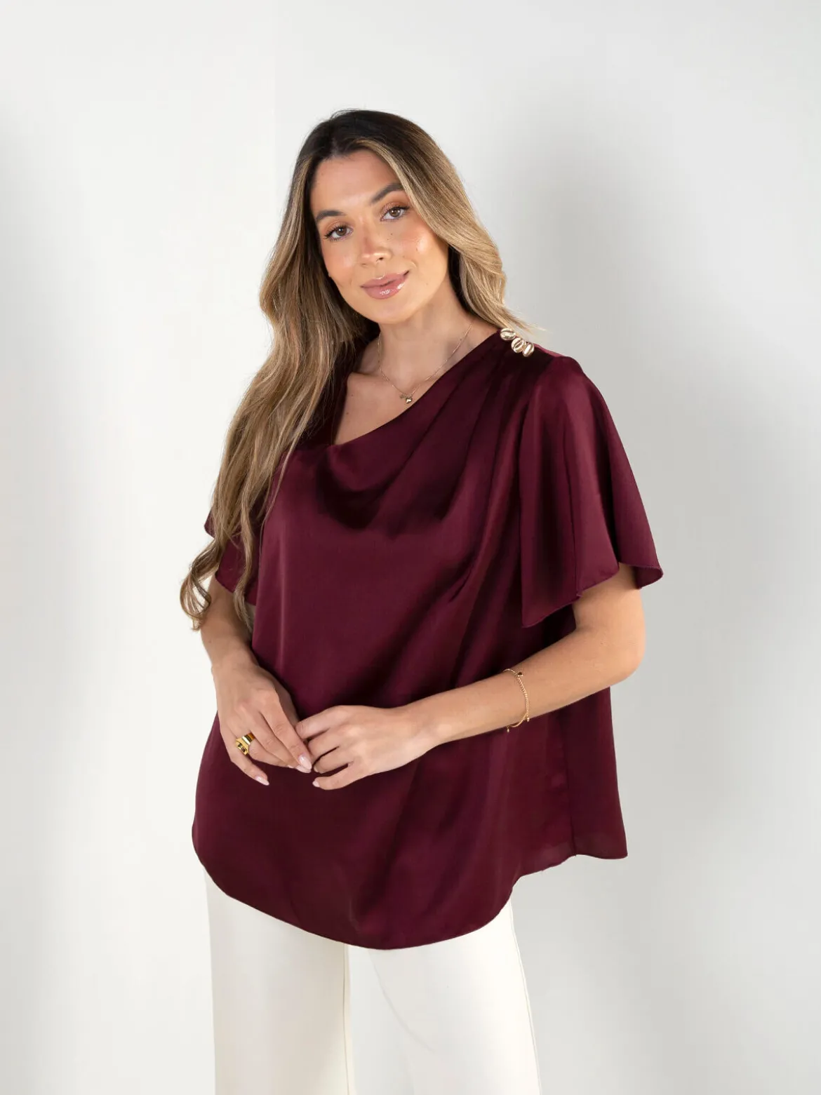 Blusa manga curta com botões decorativos