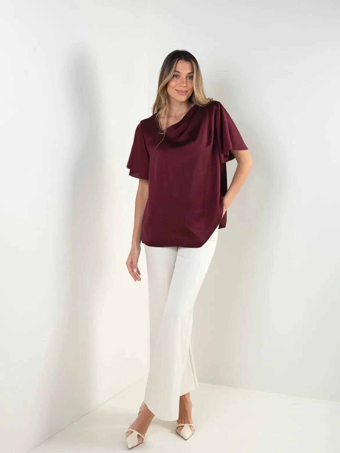 Blusa manga curta com botões decorativos