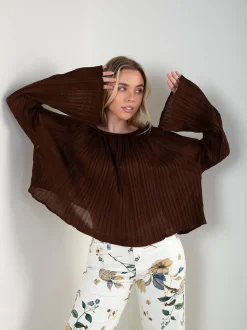 Blusa plissada com mangas largas