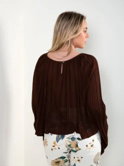 Blusa plissada com mangas largas
