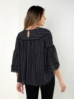 Blusa preta às riscas