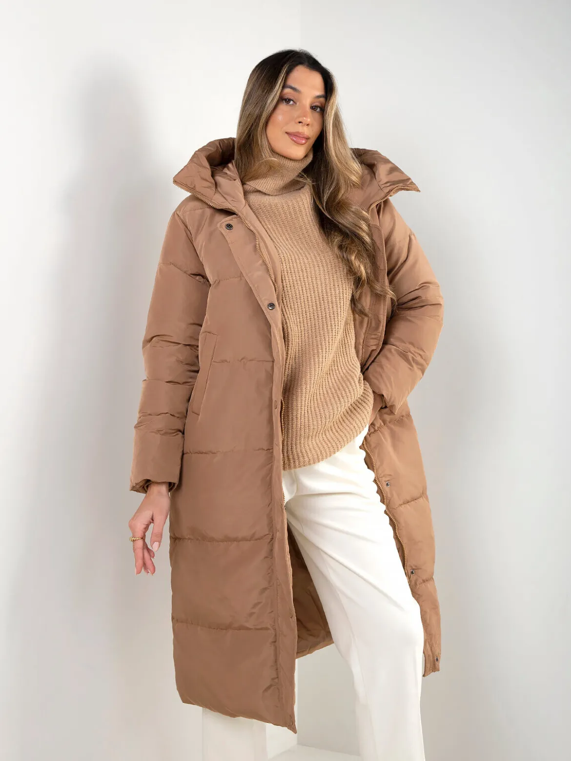 Blusão comprido acolchoado camel com capuz