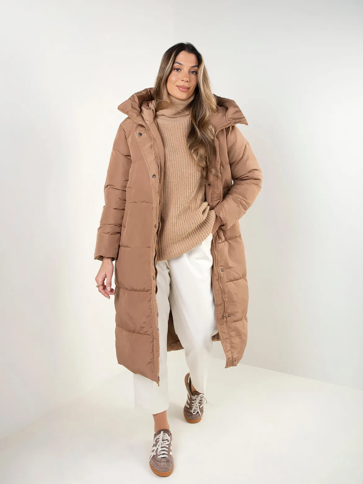 Blusão comprido acolchoado camel com capuz