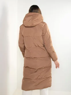 Blusão comprido acolchoado camel com capuz