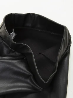 Calças pretas efeito pele com bolsos