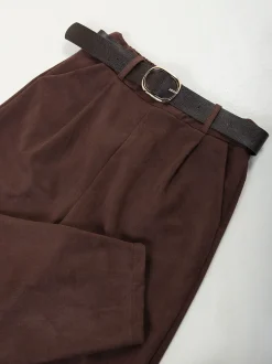Calças tapered efeito camurça com cinto