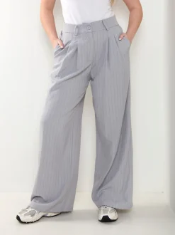 Calças wide leg riscas diplomáticas