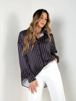 Camisa acetinada preta às riscas