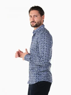 Camisa azul com padrão geométrico