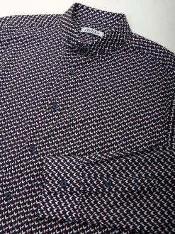 Camisa azul marinho com padrão