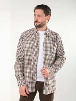 Camisa bege aos quadrados