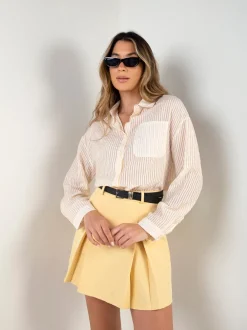 Camisa bege semitransparente às riscas