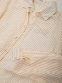 Camisa bege semitransparente às riscas