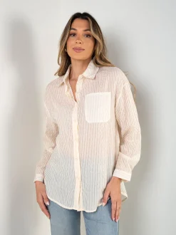 Camisa bege semitransparente às riscas