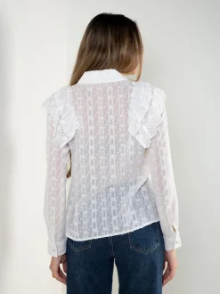 Camisa bordada com renda