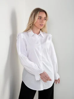 Camisa branca com folhos