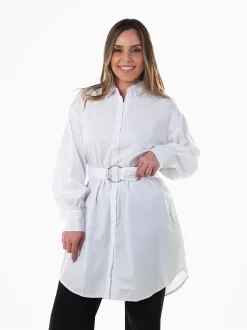 Camisa branca comprida com cinto