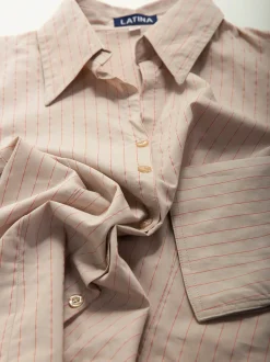 Camisa cintada às riscas