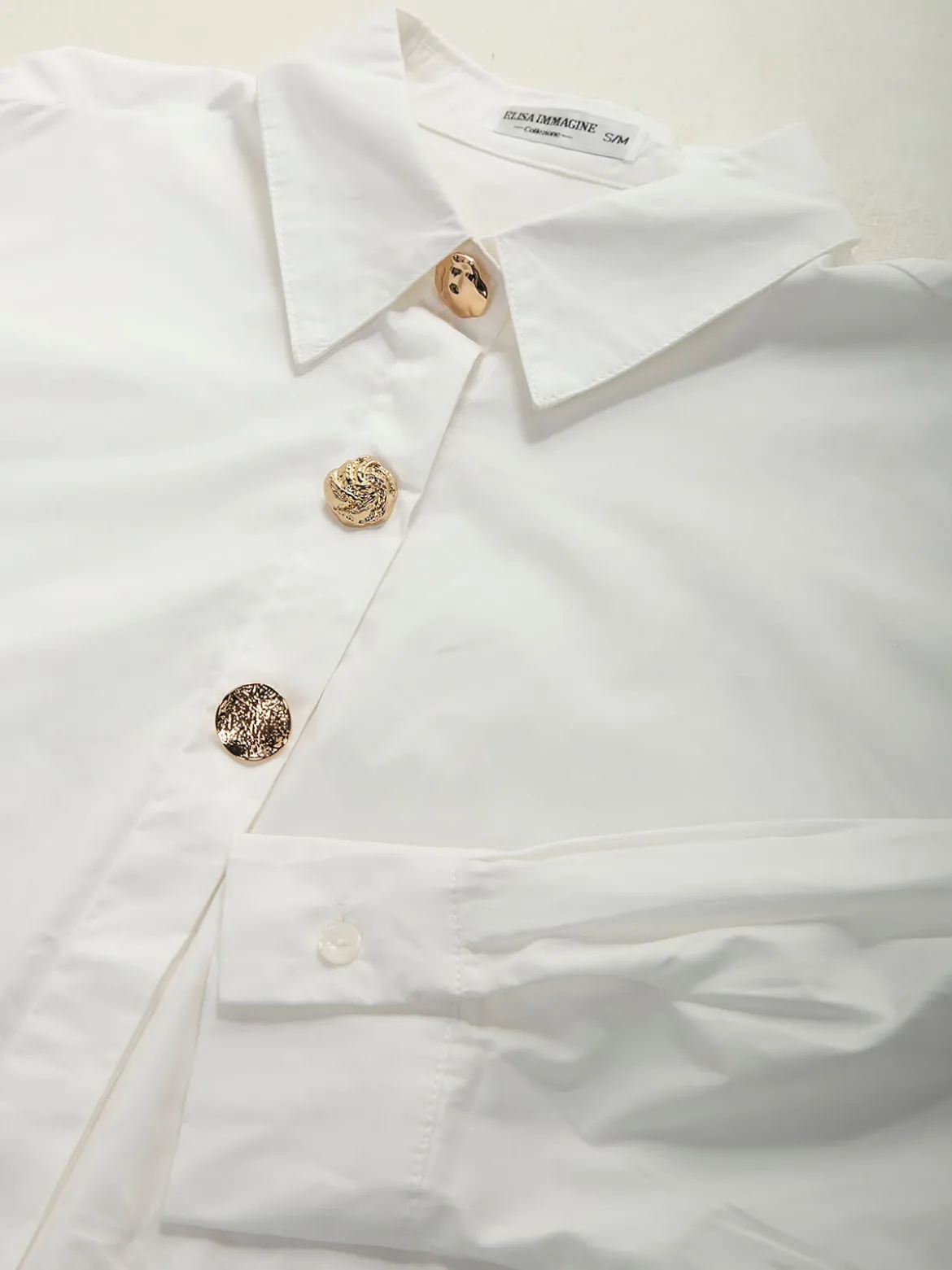 Camisa com botões dourados