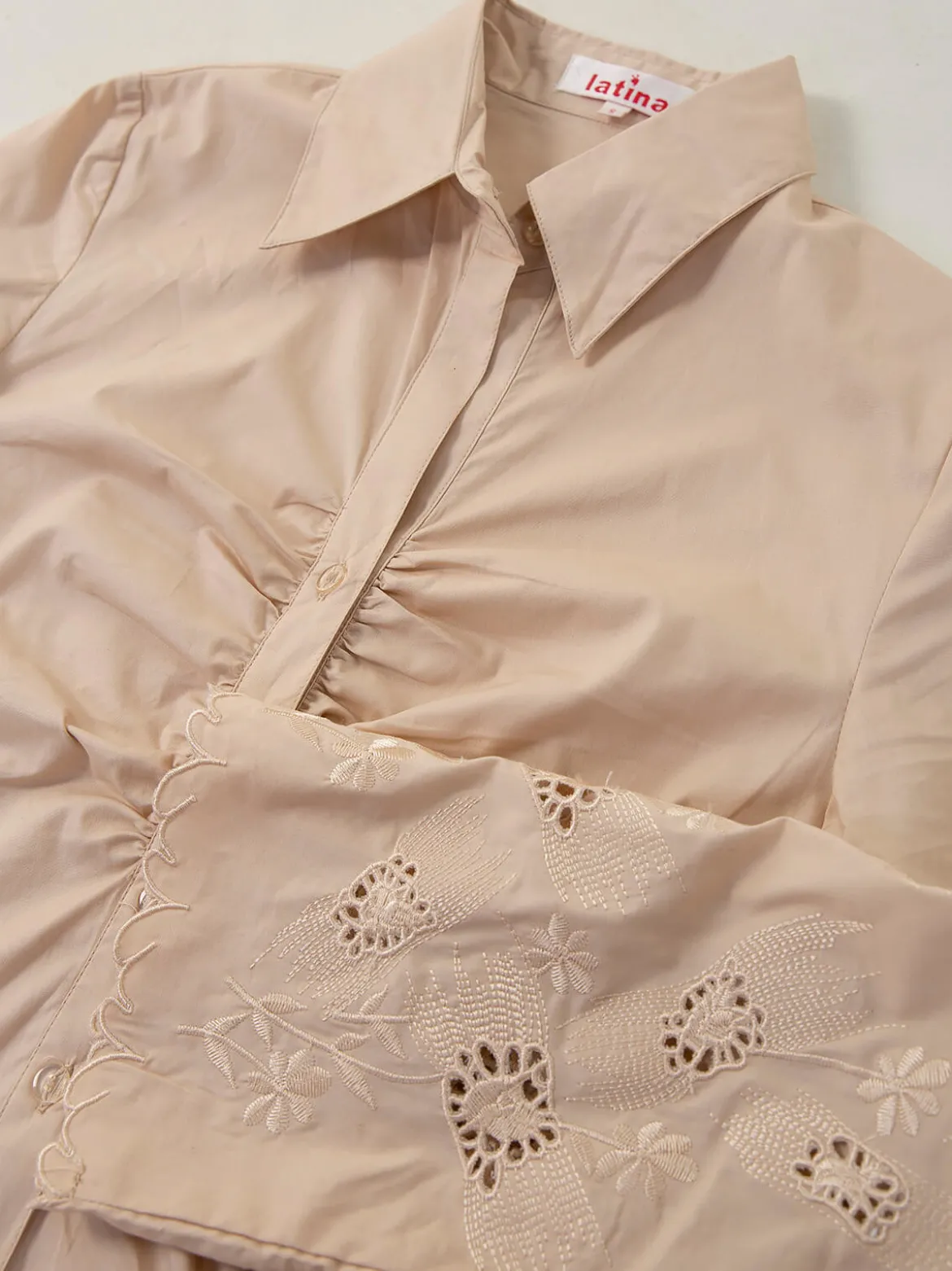 Camisa com franzido e manga bordada