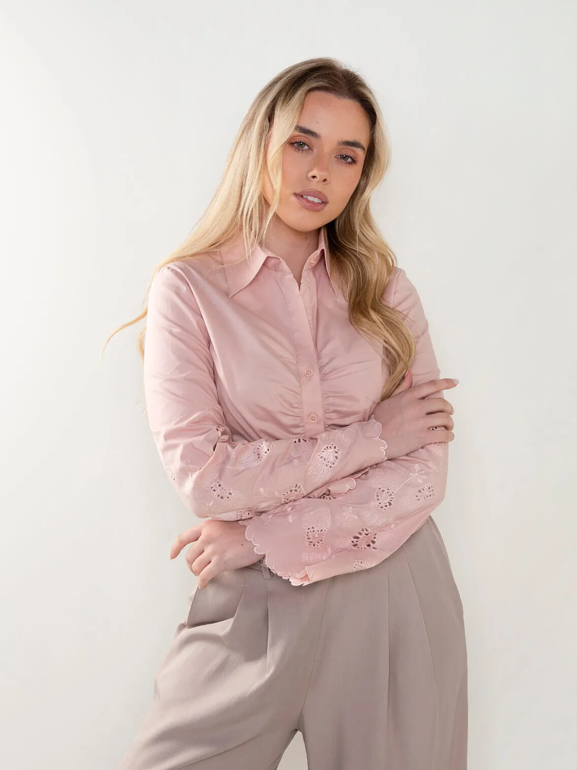 Camisa com franzido e manga bordada