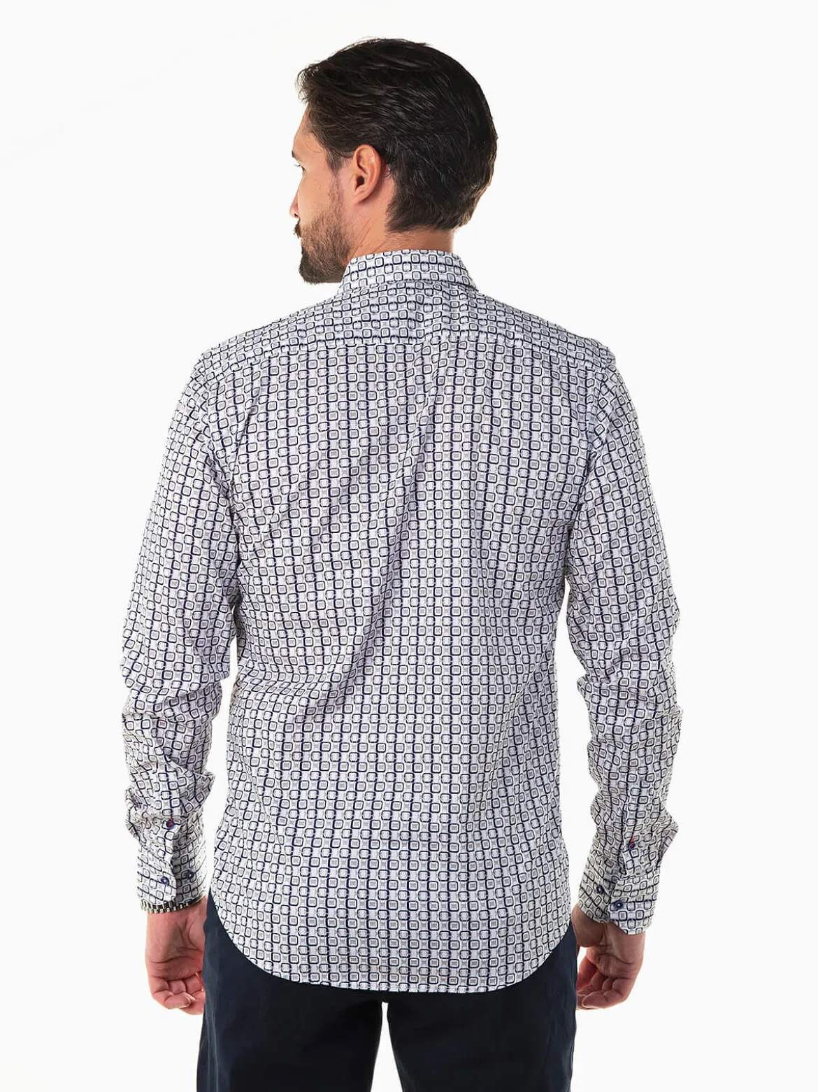 Camisa com padrão geométrico