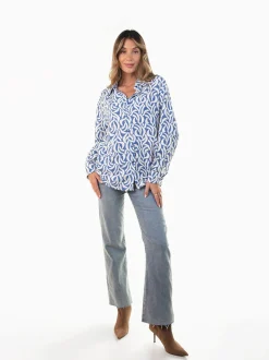 Camisa fluída com padrão geométrico