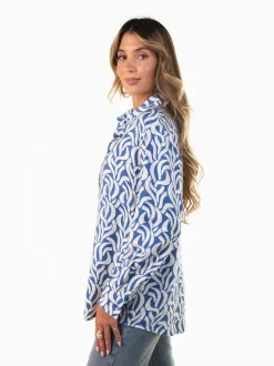 Camisa fluída com padrão geométrico