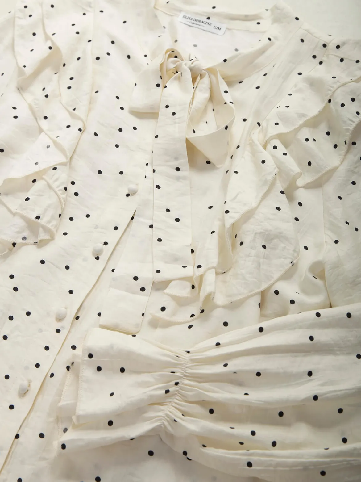 Camisa fluída às bolinhas