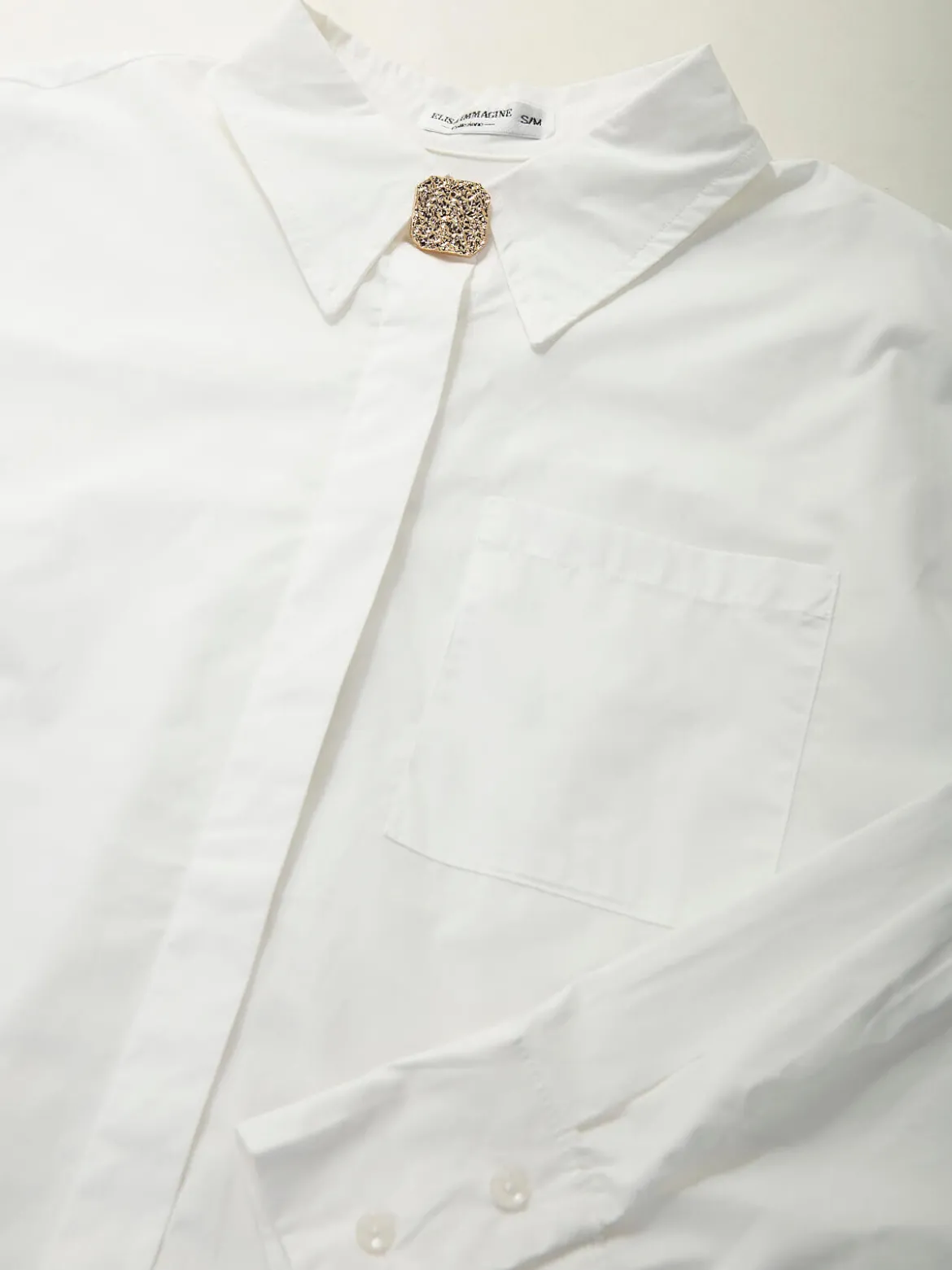 Camisa oversize com botão dourado