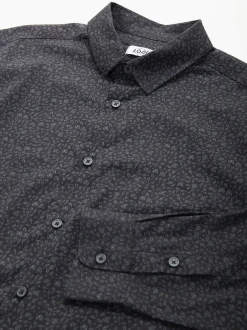 Camisa preta com padrão