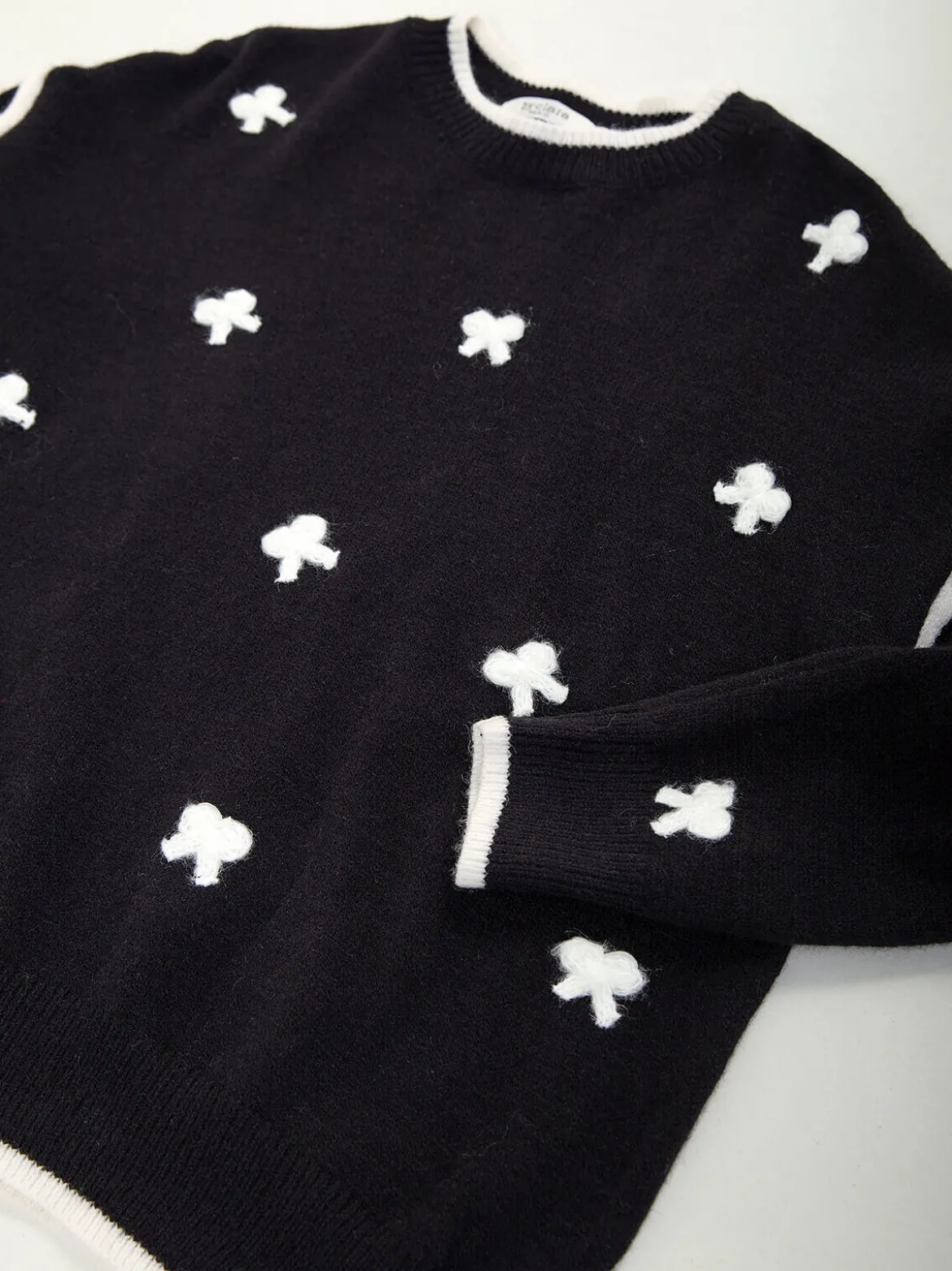Camisola malha com laços aplicados