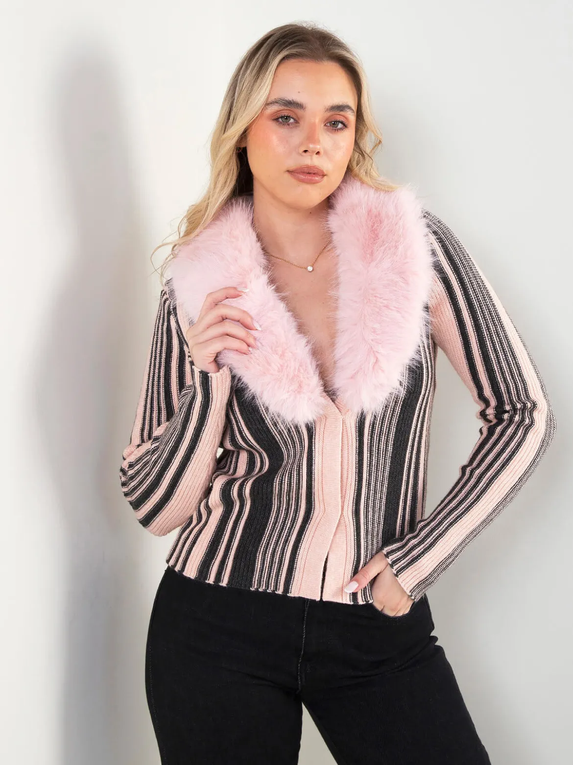 Casaco malha rosa decote com pelo