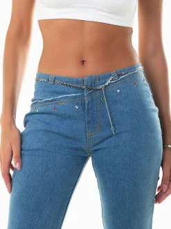 Jeans flare com aplicações