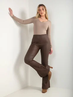 Leggings efeito pele à boca de sino