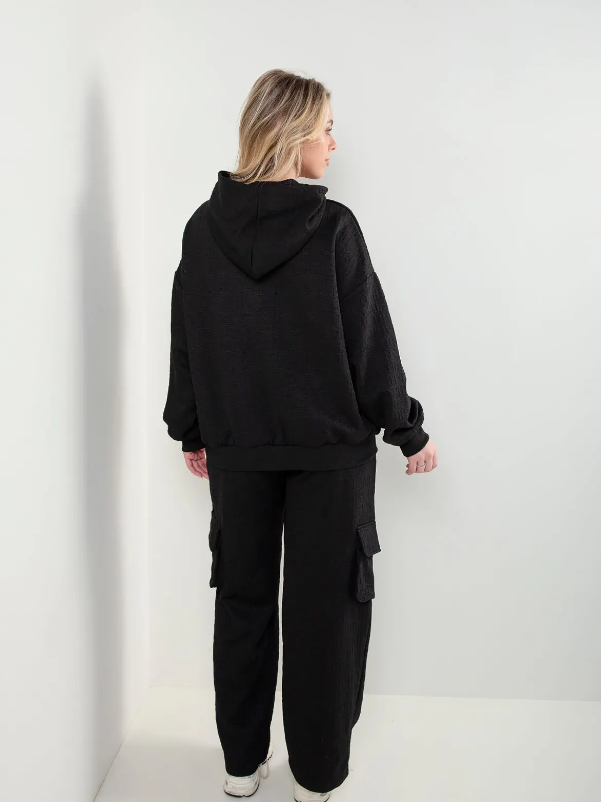 Sweatshirt com capuz e relevo
