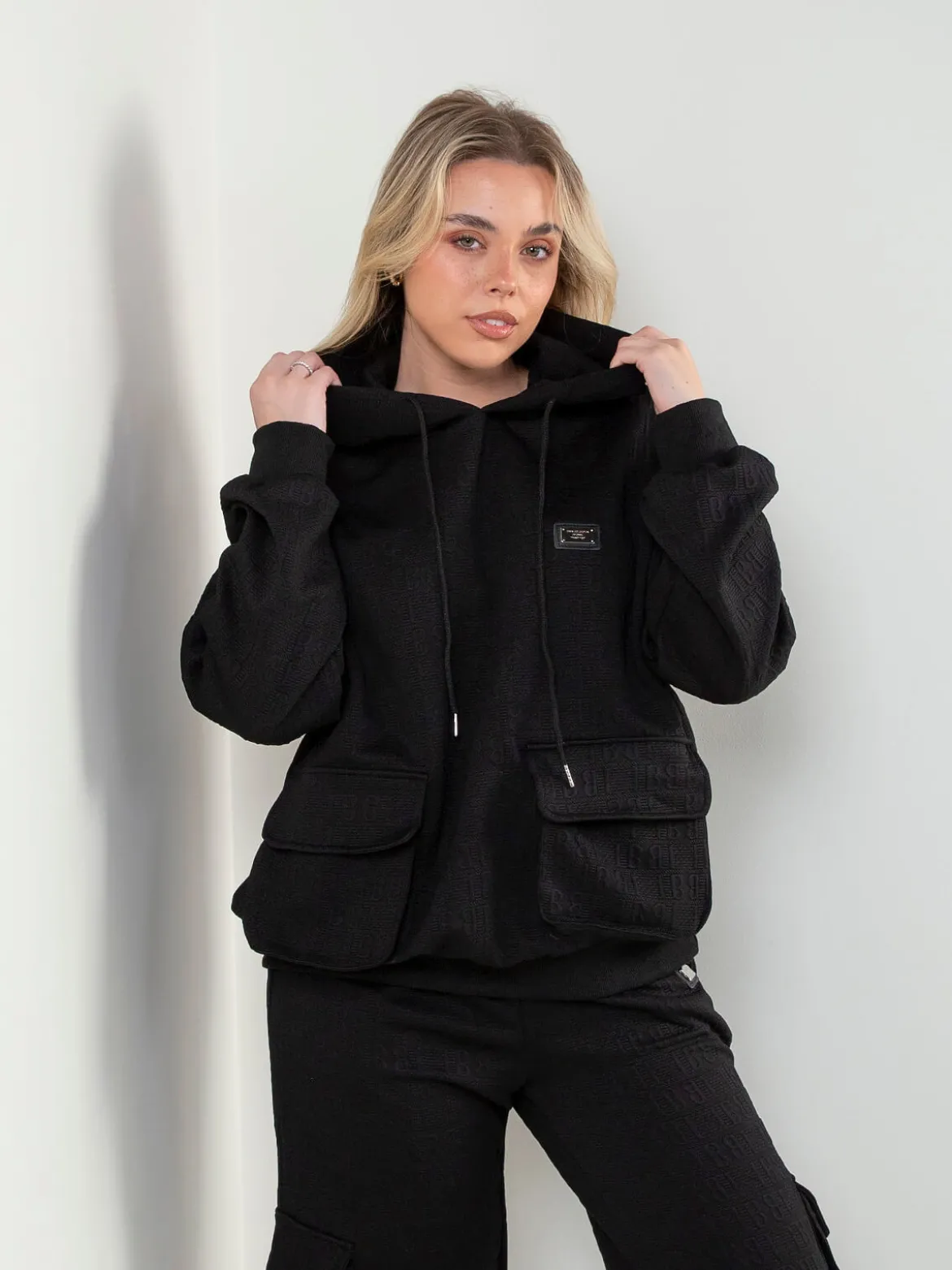 Sweatshirt com capuz e relevo