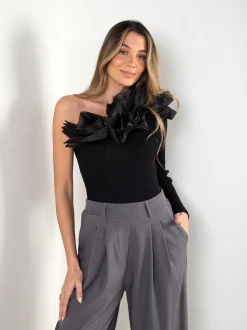 Top assimétrico malha canelada com tule