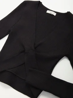 Top cropped malha canelada com decote cruzado