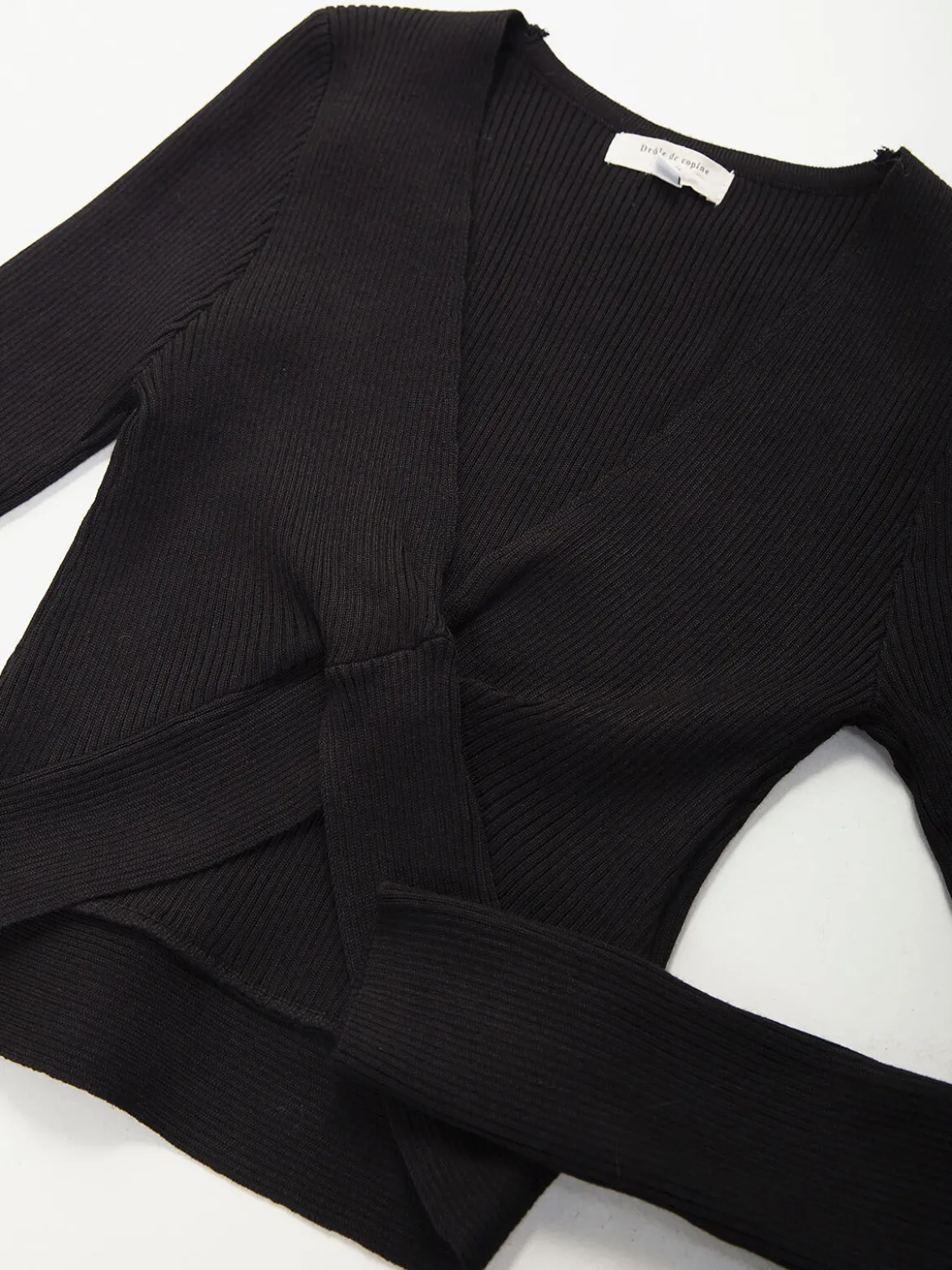 Top cropped malha canelada com decote cruzado