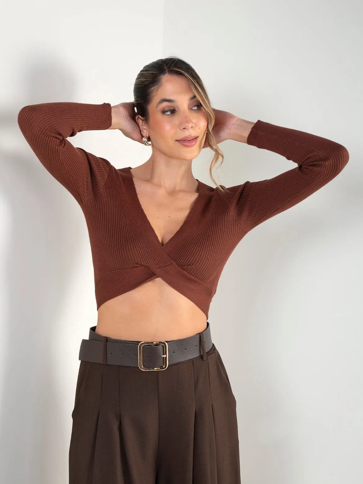 Top cropped malha canelada com decote cruzado