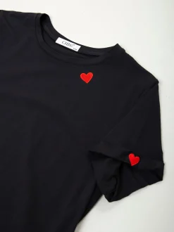 T-shirt com corações bordados