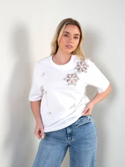 T-shirt manga curta com aplicações