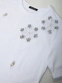 T-shirt manga curta com aplicações