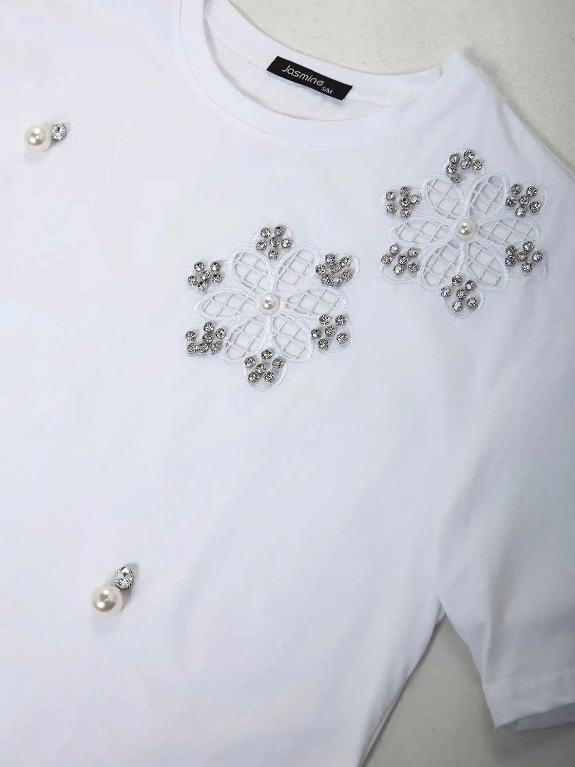 T-shirt manga curta com aplicações