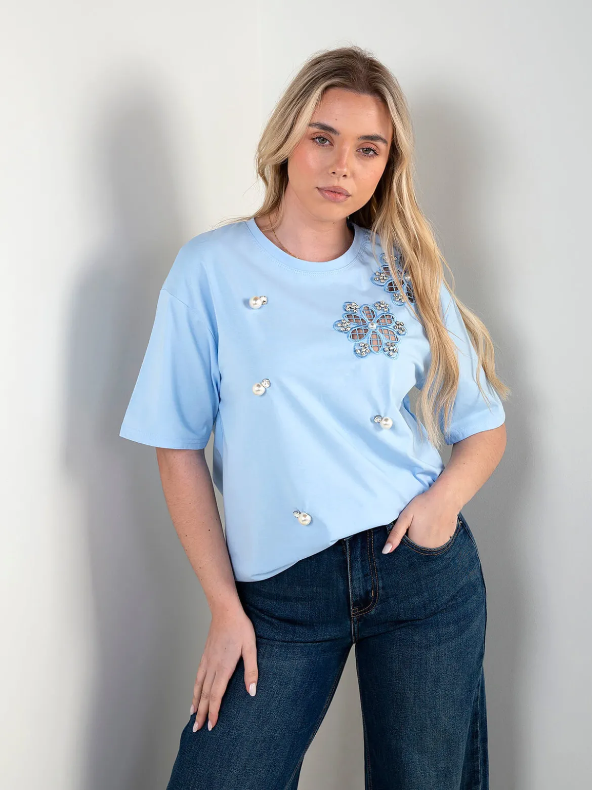 T-shirt manga curta com aplicações