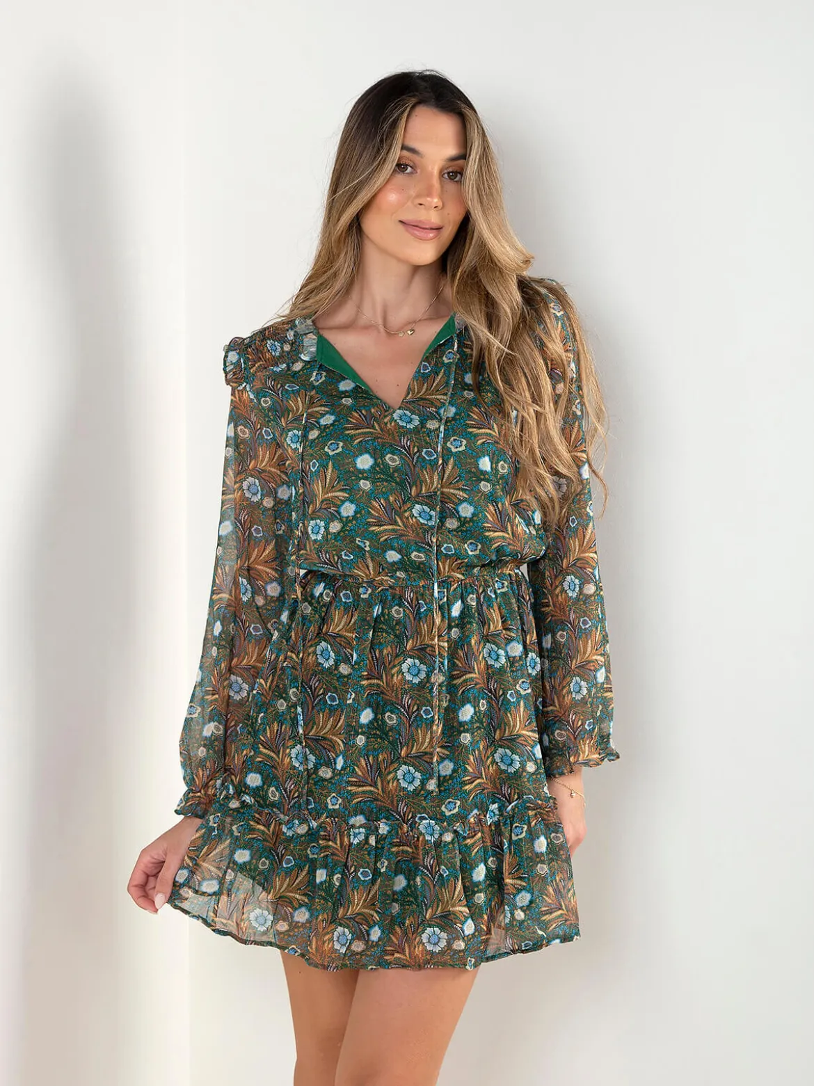 Vestido curto floral manga comprida