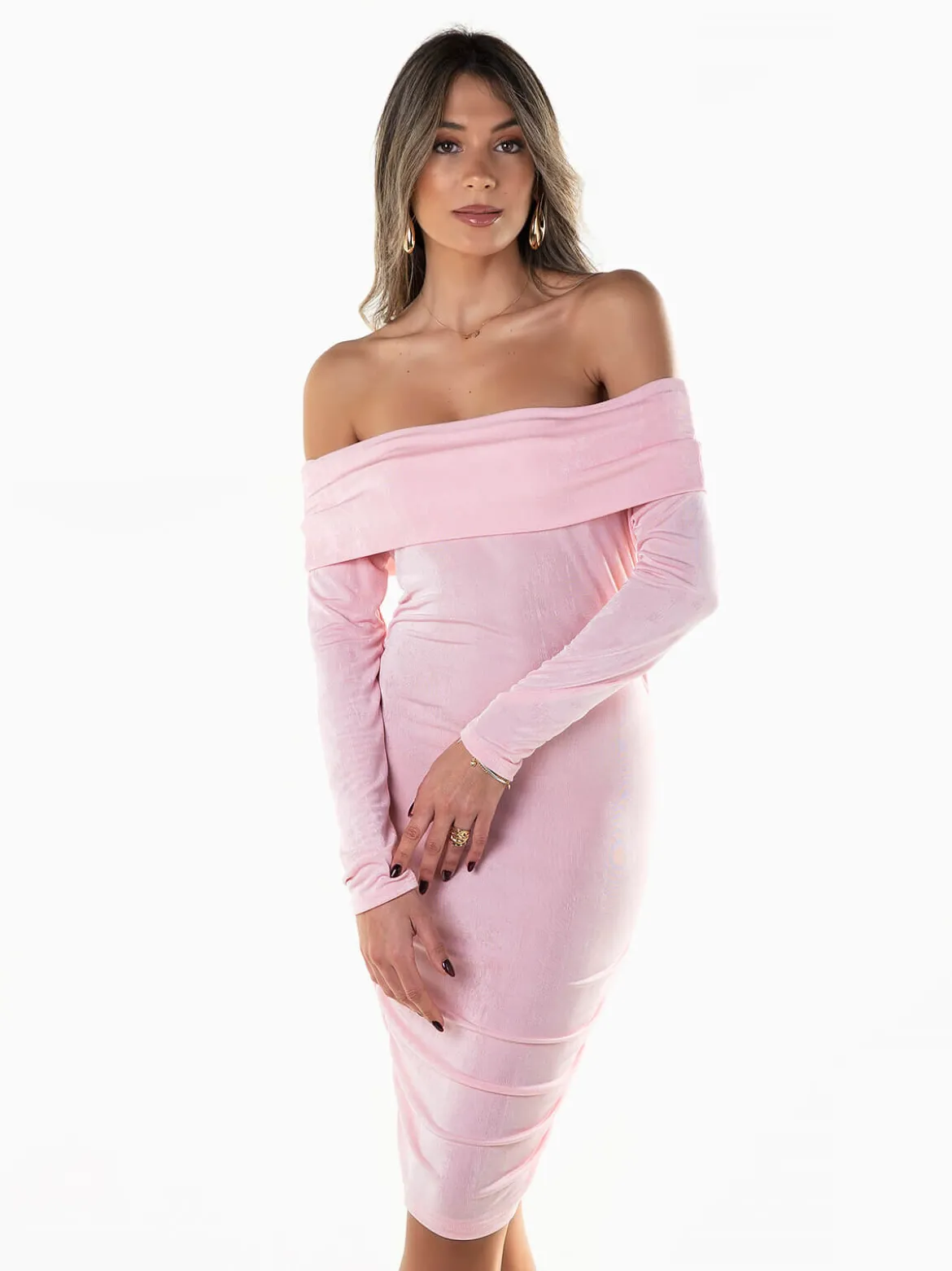 Vestido curto franzido ombros descobertos
