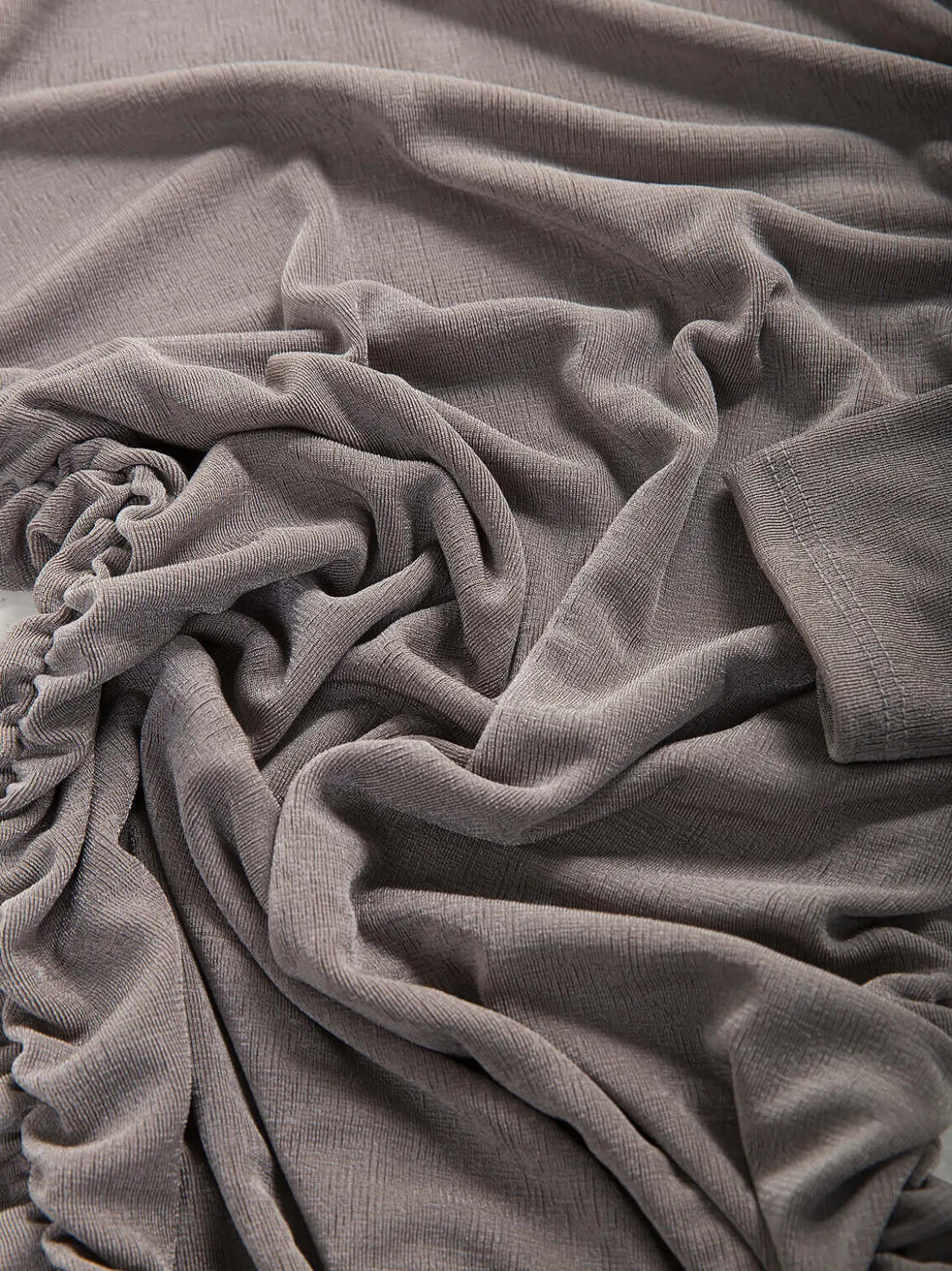 Vestido curto franzido ombros descobertos